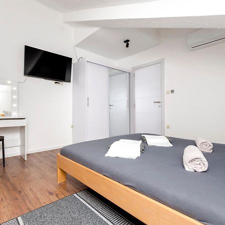 וודיצה Apartments And Rooms Mladen מראה חיצוני תמונה