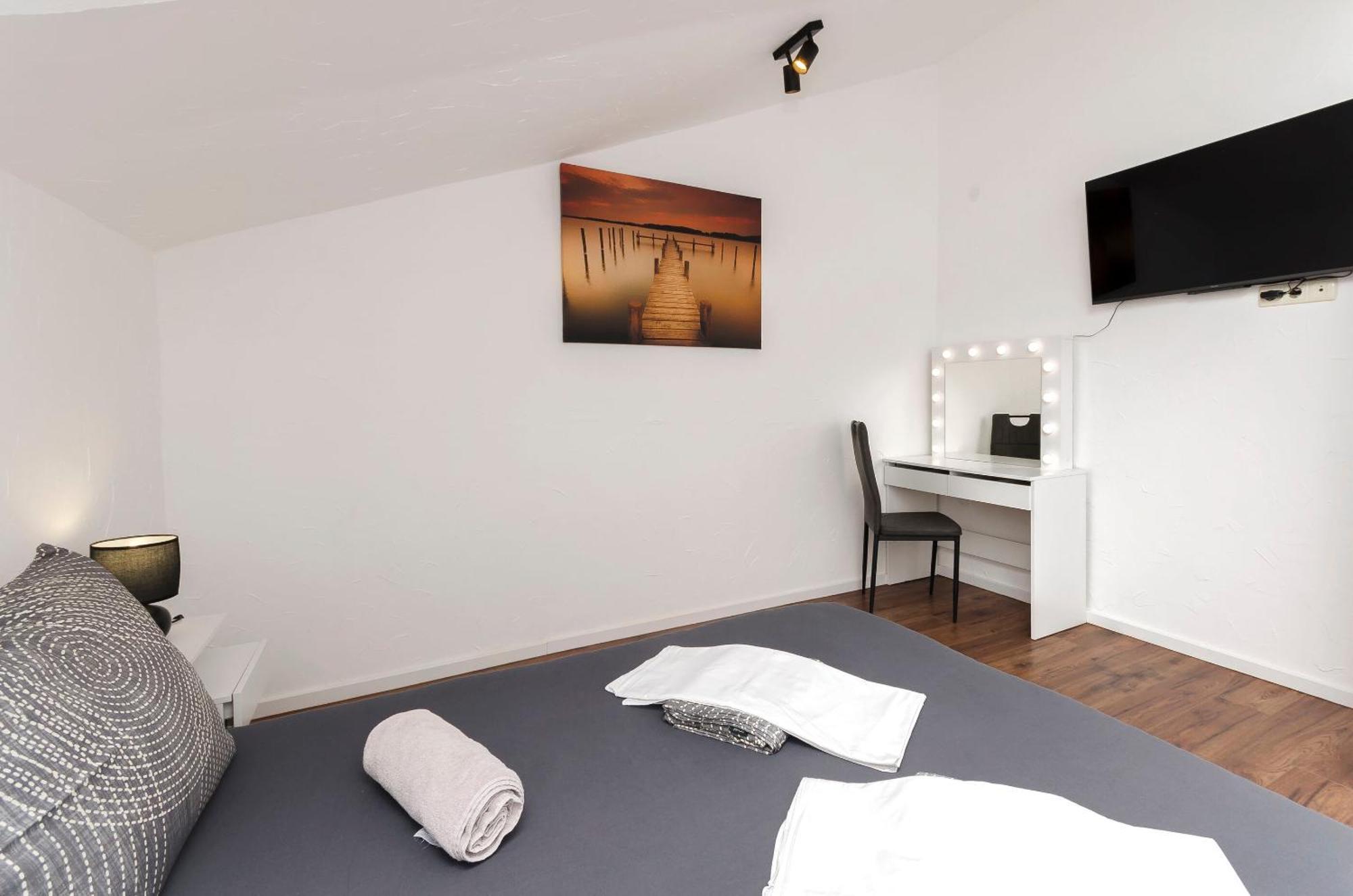 וודיצה Apartments And Rooms Mladen מראה חיצוני תמונה